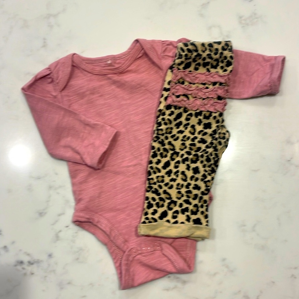 BABY GEAR | Baby Girl’s Matching Set - 0-3 months.